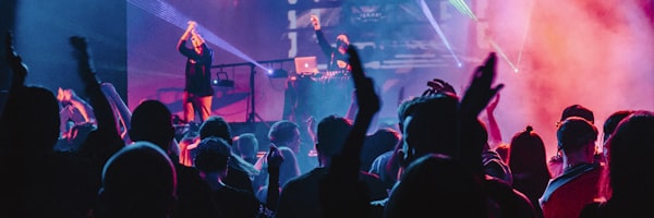 UED体育铁粉聚集地社区活跃场景，球迷们正在热烈讨论